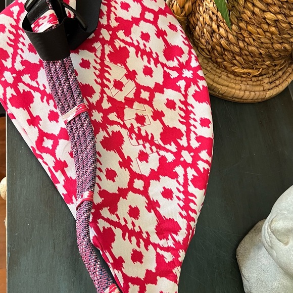 KAVU Rope Sling Bag in a Pink Blot/Red/ White Geometric Pattern. - Picture 2 of 6